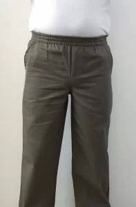 Calça de brim com elástico total